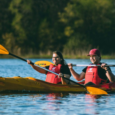 What to Wear Kayaking: Beginner’s Clothing Guide 2025